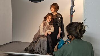 宮司愛海アナ＆井上清華アナ 緊張しながら撮影に臨むも「魔法にかけられた！」【女性アナカレンダー2022】