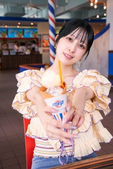 月音こな 直筆サイン お絵描き入り 舞台挨拶 ラブライブ！』声優・月音こな ソファで寝そべり大人びた視線を送る姿