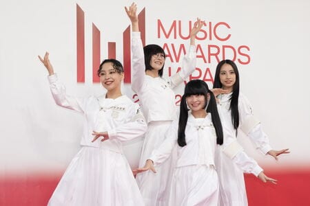 新しい学校のリーダーズが可憐な白セーラーでポーズ！MIZYU、RIN、SUZUKA、KANONがレッドカーペットに登場！【MAJ2026】