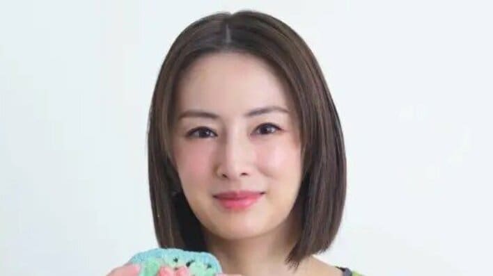 【画像5枚】北川景子 2時間半でキュートな花柄デザインに！初挑戦した手編み作品を見る