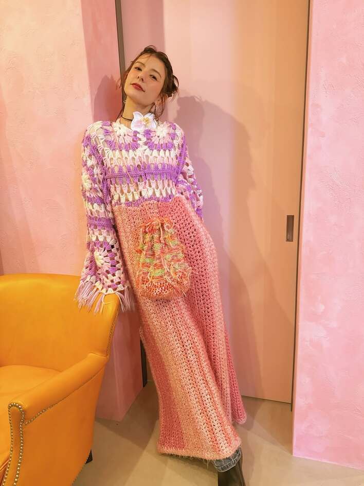 【画像16枚】スザンヌ 自身の旅館に開店したぬくもり感じるベーカリーのカウンターを見る