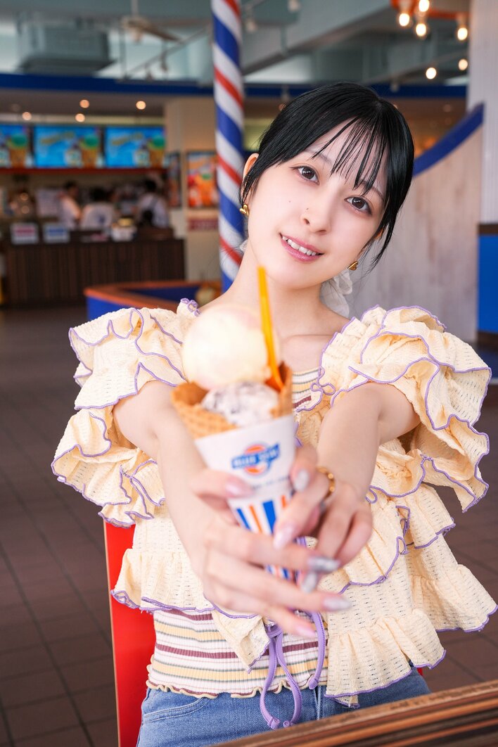 ラブライブ！』声優・月音こな ソファで寝そべり大人びた視線を送る姿
