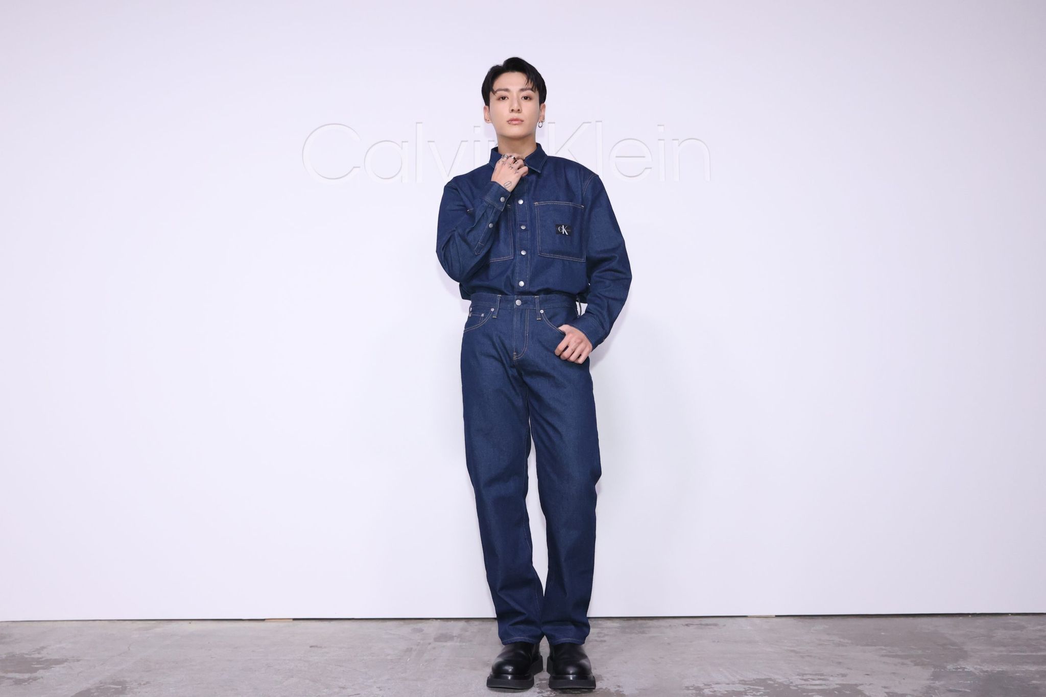 BTS・ジョングク デニムのセットアップを着こなし登場！お気に入り