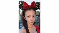 板野友美 妹とドット柄キャミのリンクコーデでディズニー満喫！顔を寄せ合った仲むつまじい2ショットに「そっくり」「素敵」