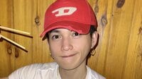 八木勇征 “ピチT”越しムキムキ胸筋に視線集中！大好物を前に頬ぷくっ 夜の街ぶらりショットに「スタイルすごい…」「マッチョ凄い」