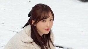 「彼女感ヤバい」小栗有以 雪と戯れる"彼女感”満載ショットに「妖精降臨」とファンときめき！ハーフアップの髪に白コート×ミニ丈ワンピで"じゃれ合う”姿を披露
