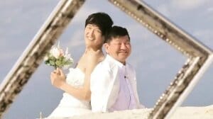 「AIかと」チャンス大城＆千原ジュニア “映え”ウェディングフォト公開！純白ドレスの“デカい”花嫁に反響「新婦の背中きれい！笑」「妙にしっくりくる」