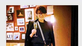 吉瀬美智子(49)が年齢に「あらがってます」超ミニ丈×ロングブーツで美脚披露！「魅力的で見惚れます」