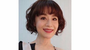 「宝塚時代の写真かっこいい」大地真央 80年代の若き日の姿を公開！華やかなスーツスタイルでクールにキメる表情に注目