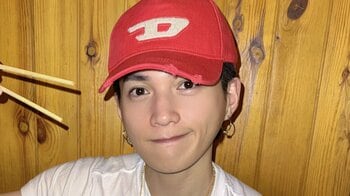 八木勇征 “ピチT”越しムキムキ胸筋に視線集中！大好物を前に頬ぷくっ 夜の街ぶらりショットに「スタイルすごい…」「マッチョ凄い」