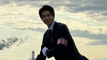 【足なっが！】中沢元紀の昭和な“波止場ポーズ”が「スタイル良！」「令和の石原裕次郎さん」と話題『最後の鑑定人』