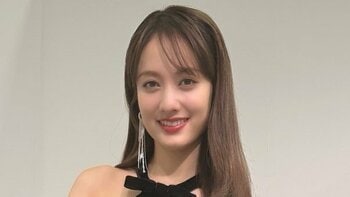 谷まりあ 胸元“チラ”開きドレス姿を披露！スタイル際立つポージングでニッコリ笑顔に「天使降臨」「輝いてます！」とファン歓喜