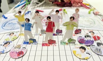 チャギントン×原因は自分にある。コラボグッズ第2弾発売！コラボ衣装着用のアクスタ、MV登場キャラクターを使用した巾着などが登場