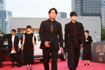 岡田准一＆坂口健太郎ら「ヘルドッグス」ジャパンプレミアでレッドカーペットに登場！