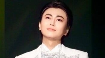 「遠くと近くと夜が全く見えず…」氷川きよし まさかの“変顔メガネショット”公開！レアなメガネ姿に「とってもお似合い！」とファン歓喜