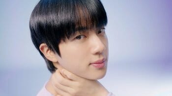 BTS・JINが美しい髪をなびかせてポーズ！「僕のツヤ髪に注⽬してね」新CMで風を浴びて爽やかな優しい笑顔を披露