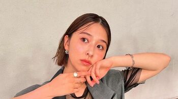 ももクロ玉井詩織「スタイル国宝級」ショートパンツのシックな衣装を公開　大人っぽい美脚見せショットも
