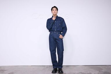 BTS・ジョングク デニムのセットアップを着こなし登場！お気に入り