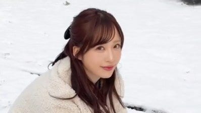 「彼女感ヤバい」小栗有以 雪と戯れる"彼女感”満載ショットに「妖精降臨」とファンときめき！ハーフアップの髪に白コート×ミニ丈ワンピで"じゃれ合う”姿を披露
