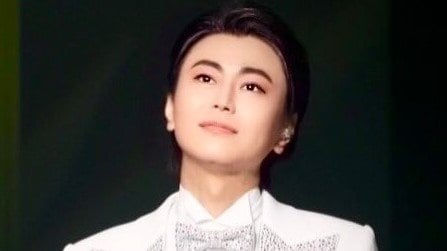 「遠くと近くと夜が全く見えず…」氷川きよし まさかの“変顔メガネショット”公開！レアなメガネ姿に「とってもお似合い！」とファン歓喜