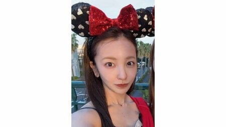板野友美 妹とドット柄キャミのリンクコーデでディズニー満喫！顔を寄せ合った仲むつまじい2ショットに「そっくり」「素敵」
