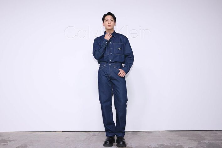 BTS・ジョングク デニムのセットアップを着こなし登場!お気に入りファッションを明かす