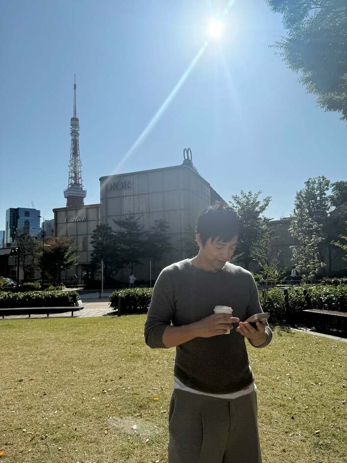 【画像】「筋肉が鎧みたいに…」大沢たかおが筋肉美が浮き出るニットコーデで東京タワーが見える公園にさっそうとあらわれる姿を見る