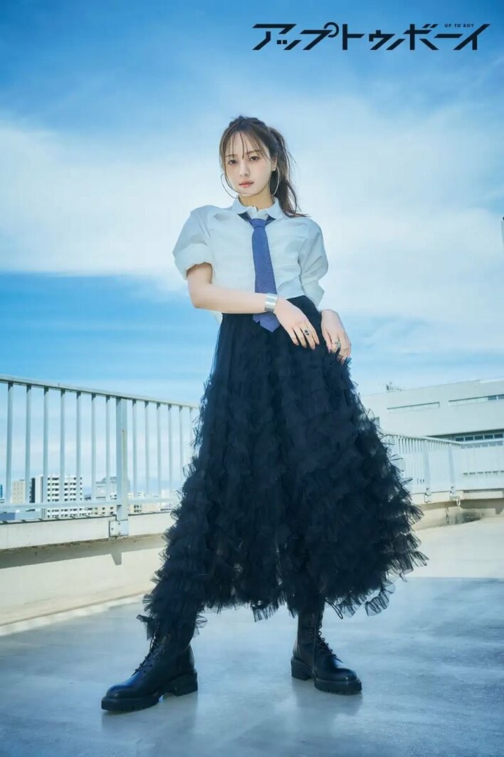 美背中あらわな大胆衣装 乃木坂46梅澤美波が表紙！卒業への思いを語る