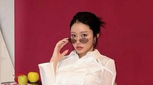 「美脚！！」王林 膝上丈のスカート姿披露！白ブラウスのカメラ目線ショットにファンから「やっぱり脚が長い」