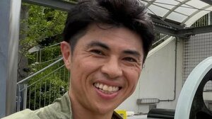 小島よしお 2歳息子の“初体験”ショット公開！抱っこされながらそーっと手を伸ばす姿に「ドキドキわかるぅ〜」「大きくなった」