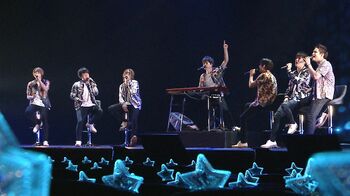 全身鏡、ファンの手作りうちわ…ジャニーズWEST “こだわり演出”生配信ライブに密着