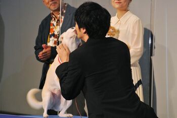 金メダル第1号を贈られた“ちえちゃん”が、林遣都に熱烈なキスでお返し