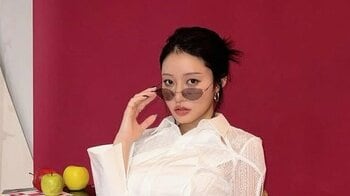 「美脚！！」王林 膝上丈のスカート姿披露！白ブラウスのカメラ目線ショットにファンから「やっぱり脚が長い」