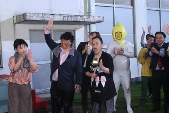 総監督の片岡飛鳥が熱湯ダイブで感動のエンディング！山本圭壱も登場で大盛り上がりの岡村隆史の合同誕生会『めちゃユル』【密着現場レポートその④】