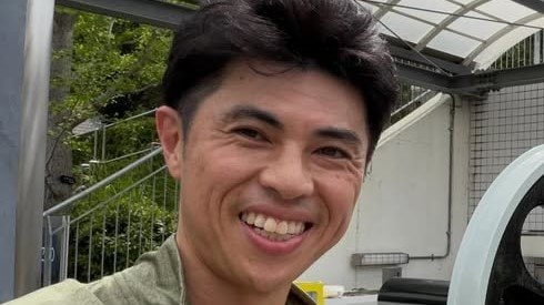 小島よしお 2歳息子の“初体験”ショット公開！抱っこされながらそーっと手を伸ばす姿に「ドキドキわかるぅ〜」「大きくなった」
