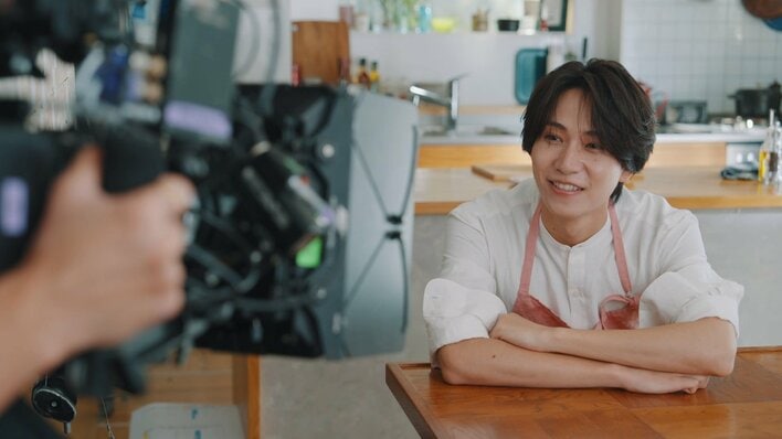 【写真】エプロン姿で料理をする、timelesz・橋本将生の写真を見る