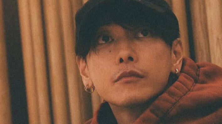 「何でもできる！」佐藤健 ドラム演奏姿にファン歓喜！フードをかぶりリズムカルに叩く様子に「カッコよすぎ」「出来ないことはないんですか？」