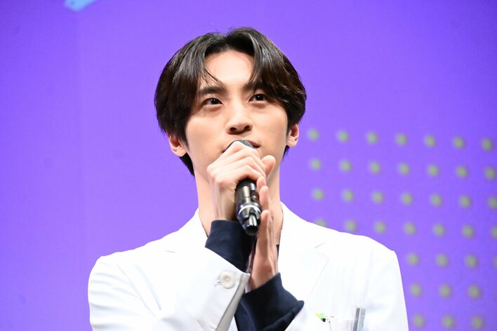 【写真】集まった観客から歓声を浴びる橋本環奈＆INI・許豊凡の写真を見る