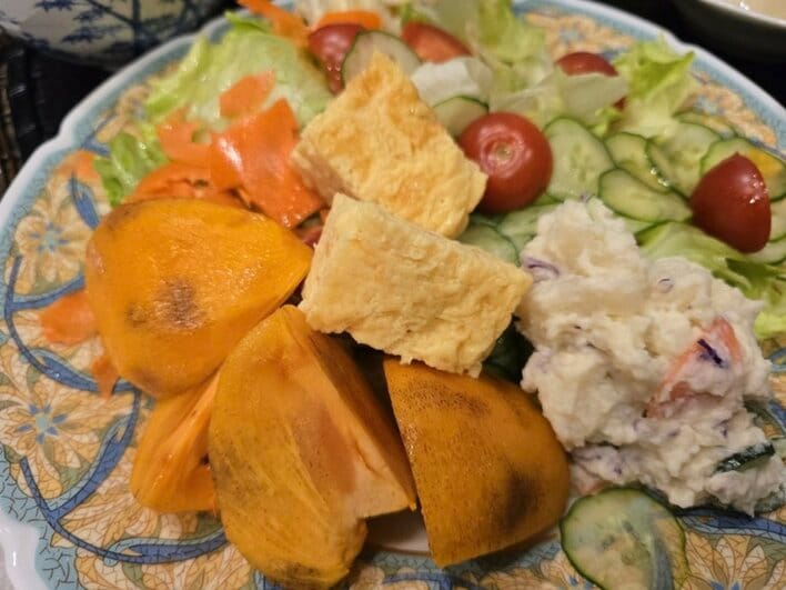 高橋英樹 栄養満点の“デカ盛り野菜サラダ”披露！愛犬も覗き見するほど