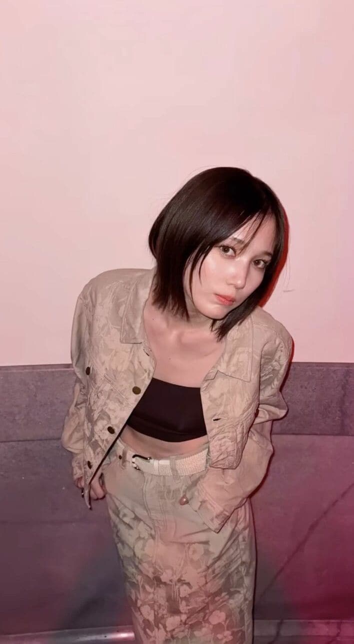 カッコ良過ぎ！」本田翼 “おなかチラ見せ”のセットアップコーデを披露