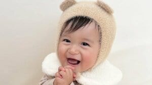「一生見てられる」生後10ヵ月の男の子が鏡もち姿で“とろける瞬間”に反響！年賀状の写真撮影中に見せた様子に「間違いなく天使」【激かわキッズ奇跡の瞬間】