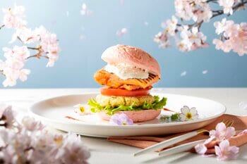 富士マリオットホテル山中湖　ピンク色バンズとライム香るフィッシュケーキが彩る春バーガー「甲斐サーモンとフィッシュケーキの春色バーガー」発売