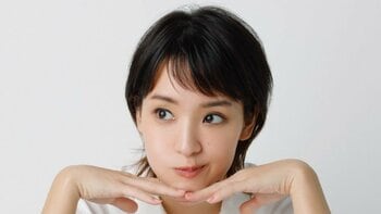 剛力彩芽 ロング巻き髪の“大人ギャル”ショットを公開！明るい髪色＆黒革ジャケットで印象ガラリな姿に「髪色めっちゃ似合ってます」と反響