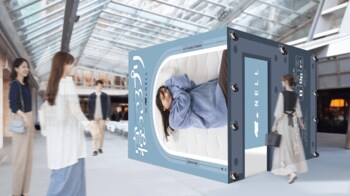 【世界睡眠デー】睡眠のカギは枕じゃなかった？ 体の9割を支えるマットレスの重要性を"寝相の可視化"で体験！ 世界初の"寝ながら撮るプリ機"「寝っころプリ by NELL」