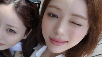 「そっくり」井手上漠 姉との至近距離ショットに反響！仲良く顔寄せた透明感際立つ2人の様子に「お母さんも美人さんなんだろうな」