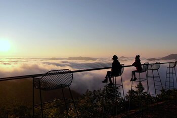 【トマム】秋の澄んだ空気の中で、マジックアワーや朝日の絶景特等席を探す「秋の雲海テラス探索」初開催
