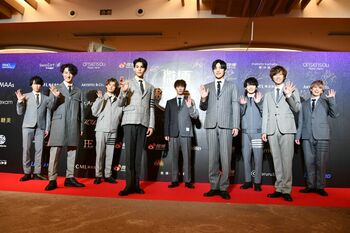 ＜速報＞Snow Man、山﨑賢人、齋藤飛鳥らがきらびやかな装いでレッドカーペット登場
