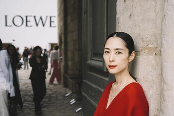 深津絵里「私とは無縁の世界だと思っていた」真っ赤なドレープミニドレスでパリコレに来場