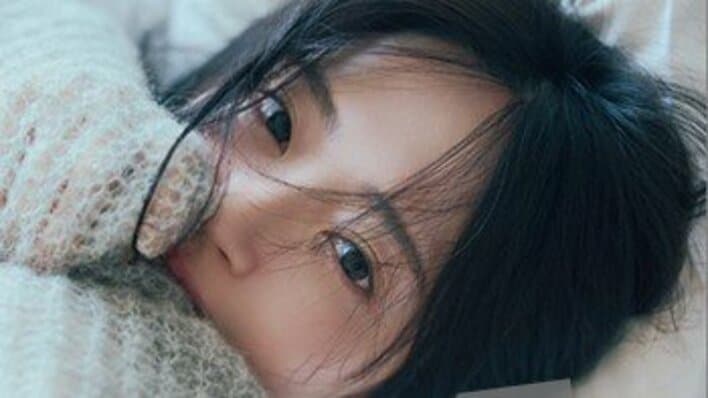 【画像6枚】鈴木愛理 宮古島での多彩な表情を収めたカレンダーのカットを見る