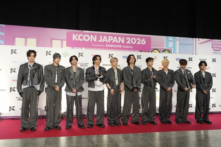 【画像16枚】INIが『KCON』のレッドカーペットに登場したときの“ギラギラ”な衣装姿を見る